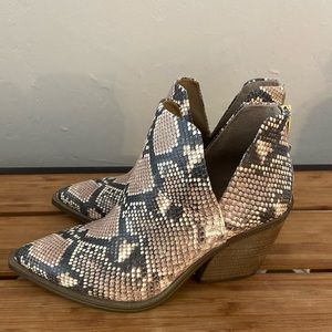 Vince Camuto gigietta in natural snakeskin size 8